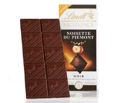 Черен шоколад Lindt Excellence трошен лешник 100 г