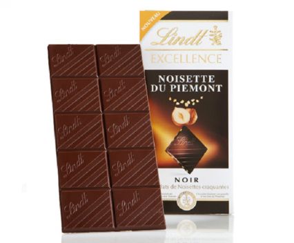 Черен шоколад Lindt Excellence трошен лешник 100 г