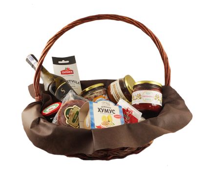 Подаръчна кошница с продукти от България