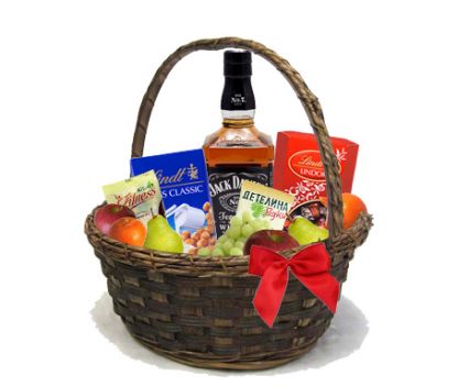 Подаръчна кошница с уиски Jack Daniels, ядки, бонбони 