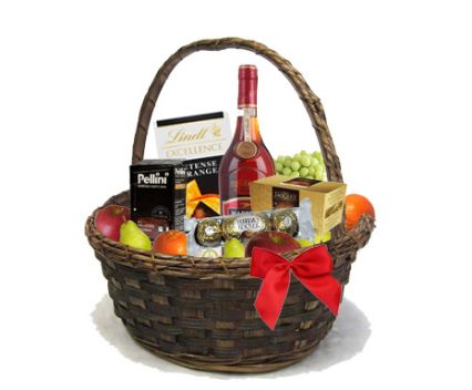 Луксозна кошница с коняк Martell V.S.O.P,  шоколадови бонбони и плодове